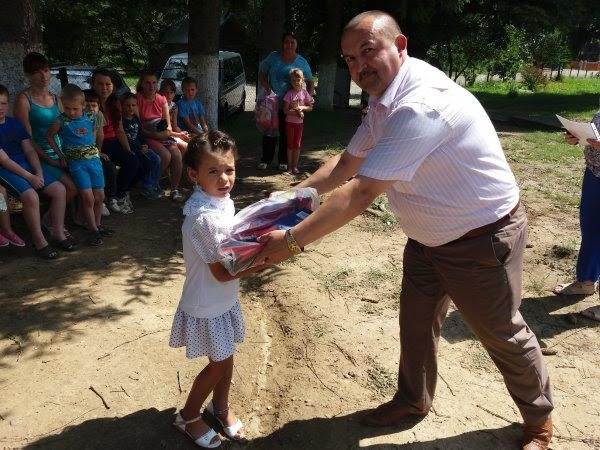 Першокласникам подарували рюкзаки зі шкільним приладдям – 03