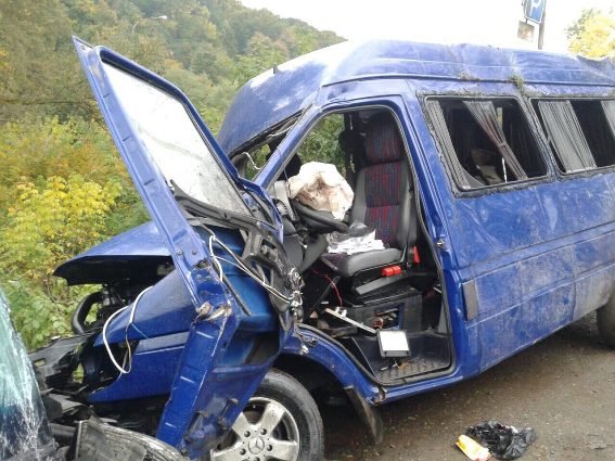 У Хусті зіткнулись два мікроавтобуси: четверо людей у реанімації – 04