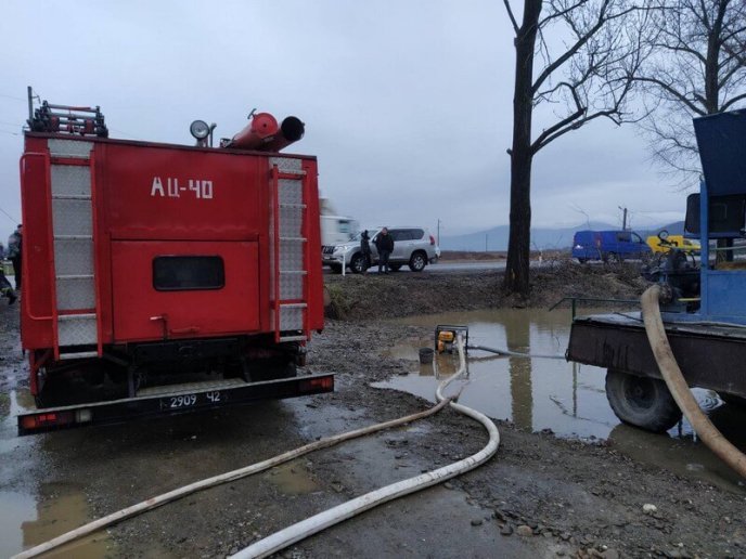 Підтоплені дворогосподарства та села без світла: рятувальники ліквідовують наслідки негоди – 03