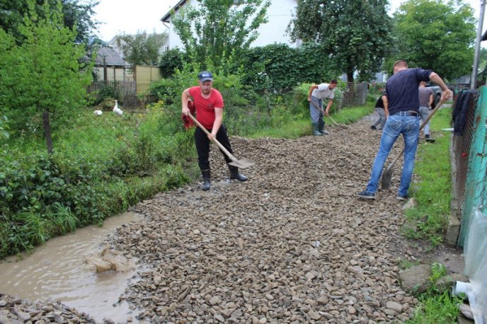 На Тячівщині люди самотужки відремонтували дві комунальні вулиці – 06