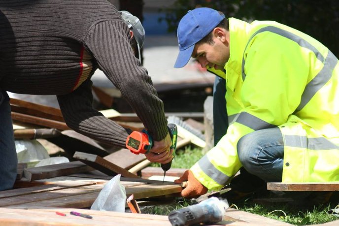 У центрі Мукачева комунальники оновлюють лавки – 04