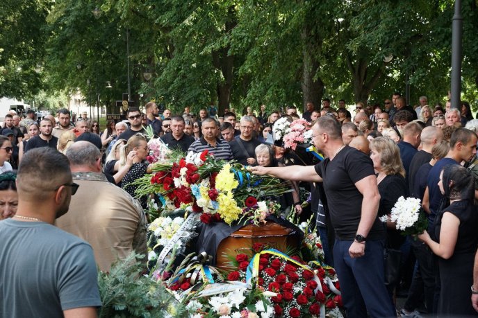 Перед смертю врятував побратимів: Ужгород попрощався із Героєм – 03