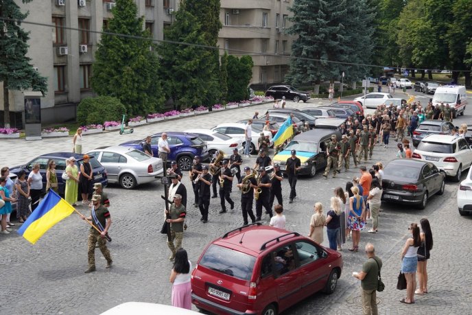 У захисника залишилися дружина та дві доньки: в області попрощалися з Героєм – 07