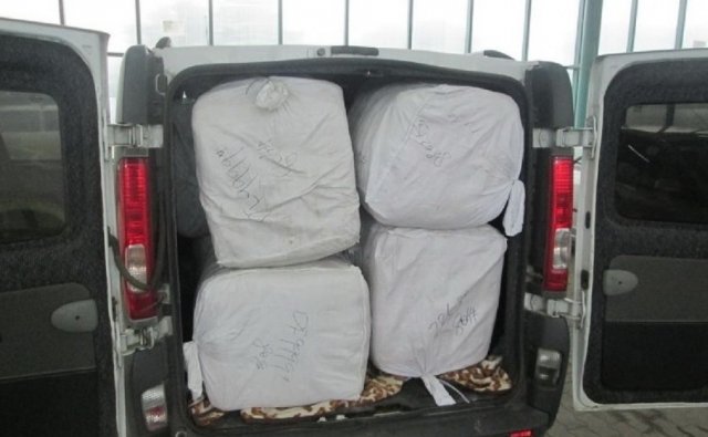 На в’їзді в Закарпаття угорські поліцейські затримали контрабандистів з подвійним громадянством, які переправляли партії одягу – 02