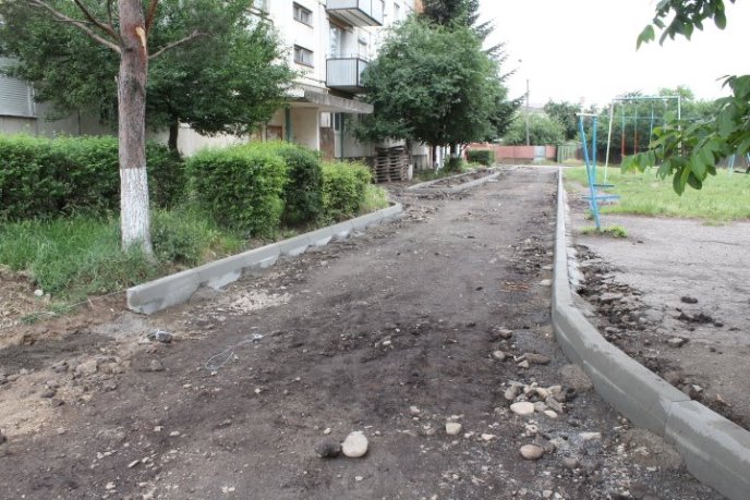 На вулиці Університетській у Мукачеві ремонтують внутрішньоквартальні проїзди – 05