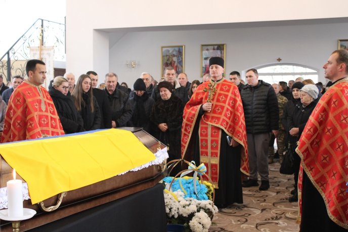 Закарпатця, який загинув на Донеччині, зустріли «живим» коридором – 03