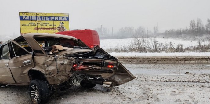 На засніженій дорозі зіткнулись мікроавтобус і легковик – 04