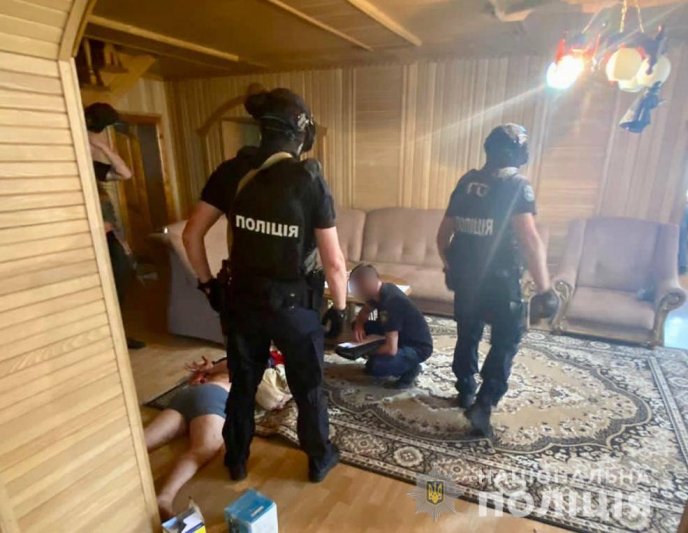 Чоловік потрощив два автомобілі своїй сусідці: подробиці та фото – 05 Чоловік потрощив два автомобілі своїй сусідці: подробиці та фото – 05