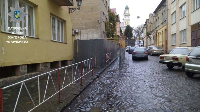 В Ужгороді патрульні склали постанову на посадовця за будівництво на вулиці Духновича – 01