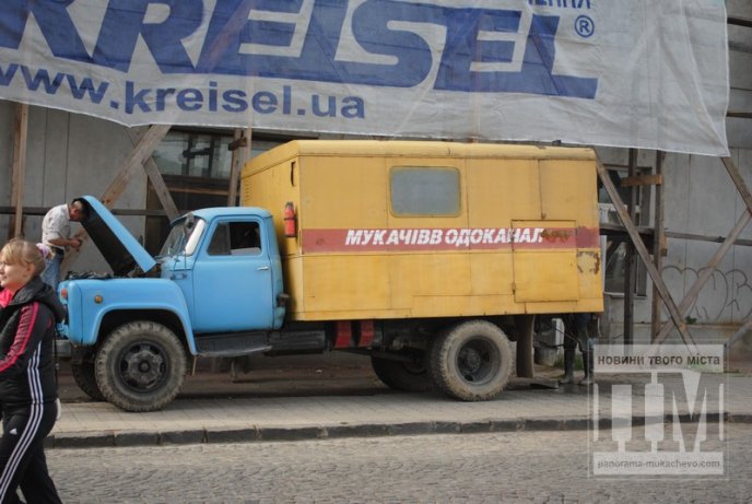 Задля проведення каналізації у Мукачеві перекрили цілу вулицю (ФОТО) – 04