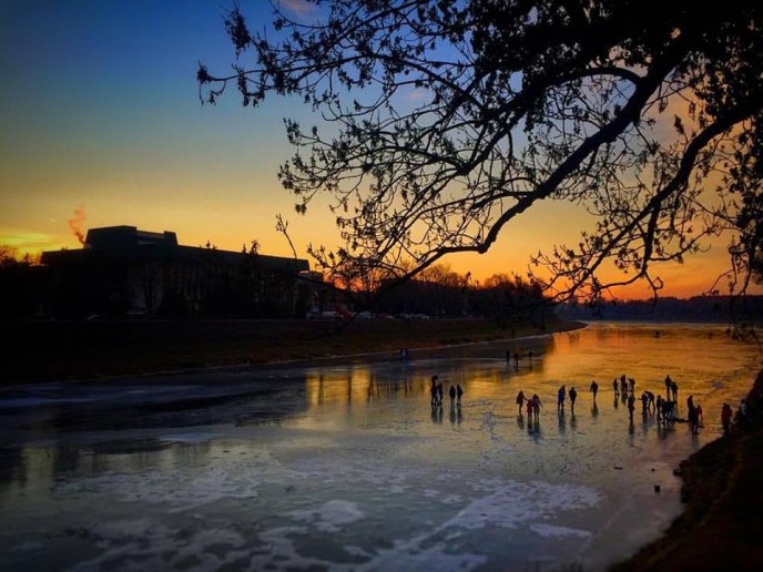 Ужгород 100 років тому і сьогодні: у мережі порівняли фото зимової розваги людей – 02