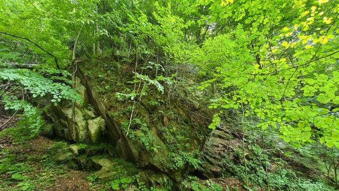 В мережі показали врaжaючі фото Блaкитної лaгуни нa Закарпатті – 01