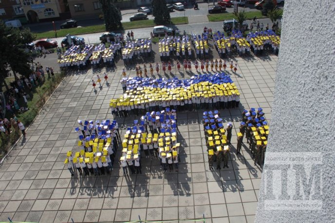 Мукачівські школярі присвятили патріотичний флешмоб єдиній Україні (ФОТОРЕПОРТАЖ) – 01