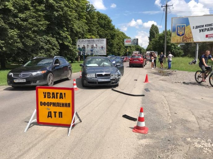 В Ужгороді ДТП: водій на "Шкоді" збив мотоцикліста – 04