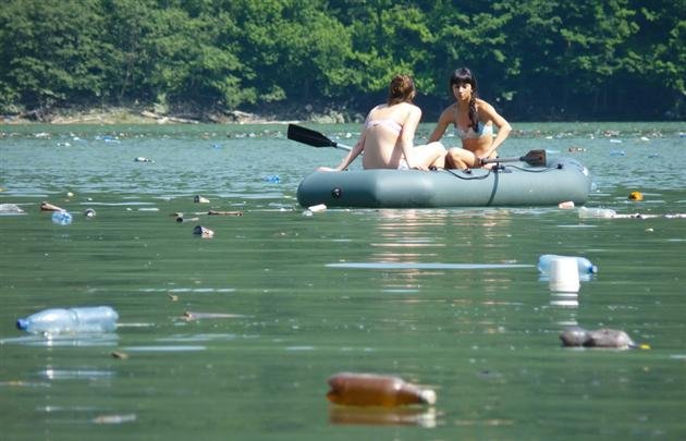 Люди перетворили Теребле-Ріцьке водосховище на помийницю і в ній же відпочивають (ФОТО) – 02 Люди перетворили Теребле-Ріцьке водосховище на помийницю і в ній же відпочивають (ФОТО) – 02