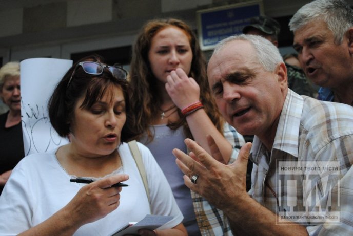 Сьогодні Мукачево мітингувало: сотні жінок перекрили дорогу та вимагали не забирати чоловіків у армію (ФОТО) – 28