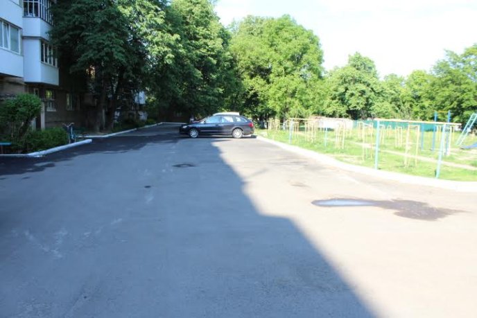 В Мукачеві показали внутрішньоквартальний проїзд, відремонтований за півмільйона гривень – 01