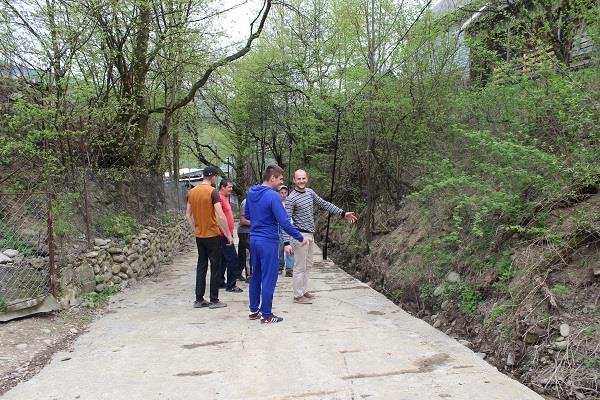На Тячівщині місцеві мешканці самостійно розширили та забетонували частину комунальної вулиці – 10