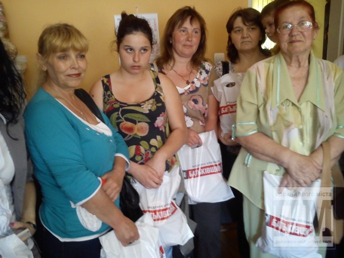 Місцевий осередок ВО "Батьківщина" роздавав безкоштовно паски (ФОТО) – 17