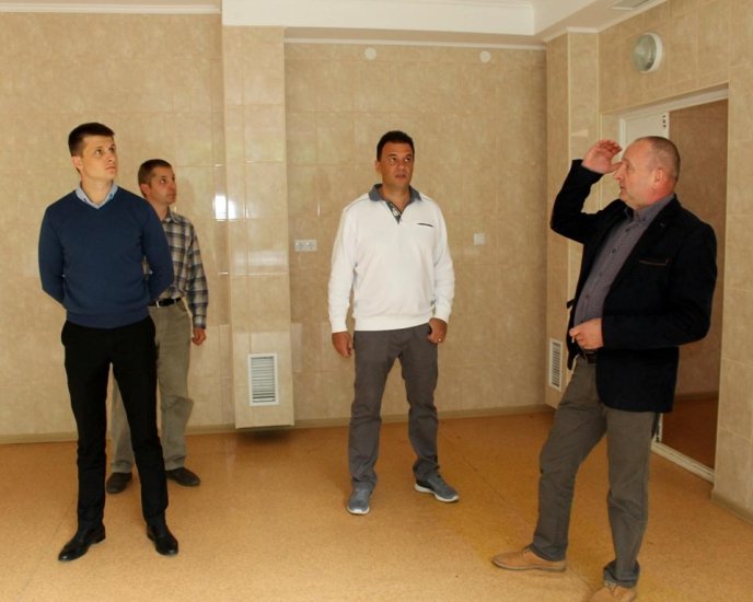 Жахи Хустської райлікарні: дах в аварійному стані й у дощ протікає, по стінах стікає вода, у палатах – грибок та плісень – 09