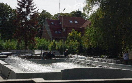 В Ужгороді на площі Поштовій вже наповнюють водою відреконструйований фонтан (ФОТО) – 01