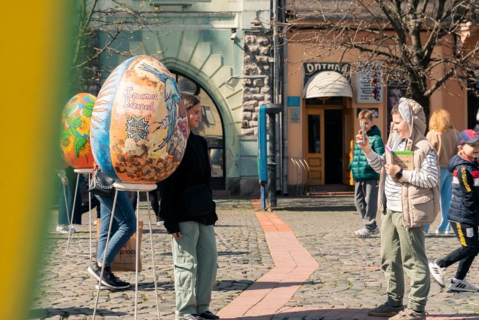 Десятки великих писанок з’явились у центрі Мукачева – 03
