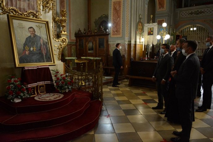 Володимир Зеленський відвідав один із відомих храмів Закарпаття – 04