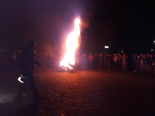 Палять шини: що коїться біля Закарпатської ОДА – 04 Палять шини: що коїться біля Закарпатської ОДА – 04