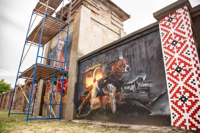 Закарпатська художниця намалювала в Ужгороді кілька патріотичних муралів – 02