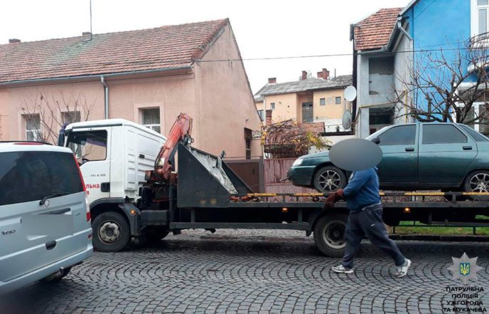 У Мукачеві патрульні евакуювали дві автівки, які стали перешкодами на дорогах – 01