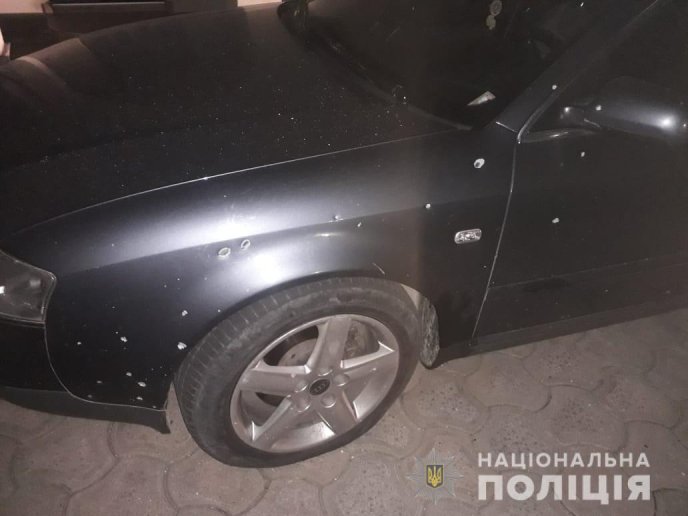 Невідомі кинули у двір чоловіка вибухівку – 01