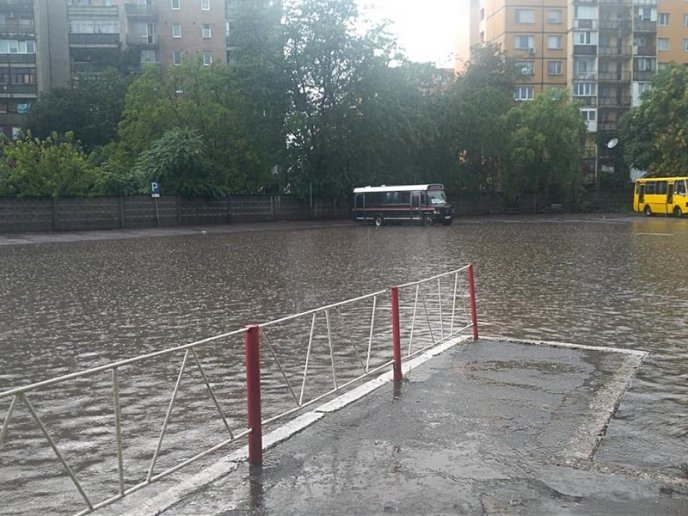 Злива перетворила територію автовокзалу в Ужгороді на велике озеро – 04