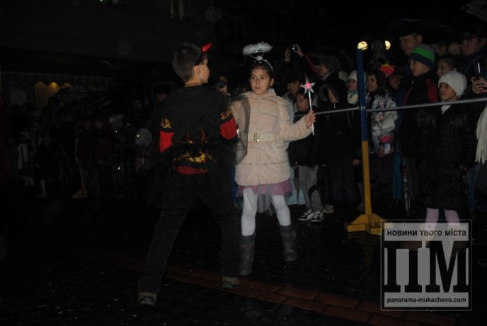 У Мукачеві святковими вогнями запалили головну новорічну красуню міста (ФОТОРЕПОРТАЖ) – 09 У Мукачеві святковими вогнями запалили головну новорічну красуню міста (ФОТОРЕПОРТАЖ) – 09