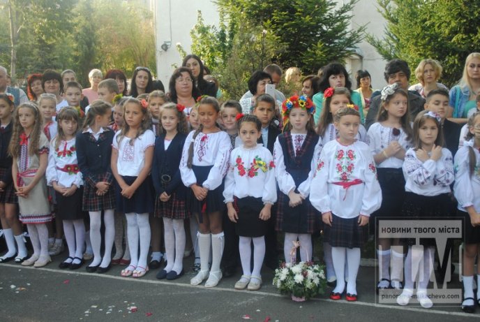 Перший дзвоник відсвяткували у Мукачівській гімназії (ФОТОРЕПОРТАЖ) – 11 Перший дзвоник відсвяткували у Мукачівській гімназії (ФОТОРЕПОРТАЖ) – 11