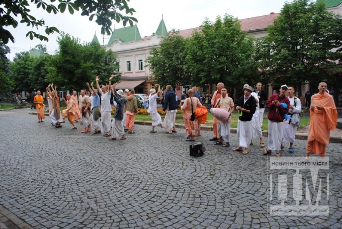 Мукачевом гуляють кришнаїти співаючи та пританцьовуючи (ФОТО, ВІДЕО) – 06