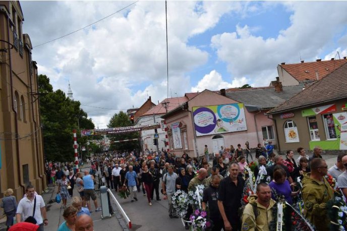 Сила-силенна людей пришли провести в останню путь загиблого у зоні АТО берегівчанина – 01