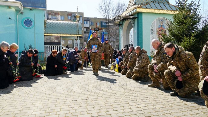 У Мукачеві попрощалися з воїном, який загинув, захищаючи Маріуполь – 02