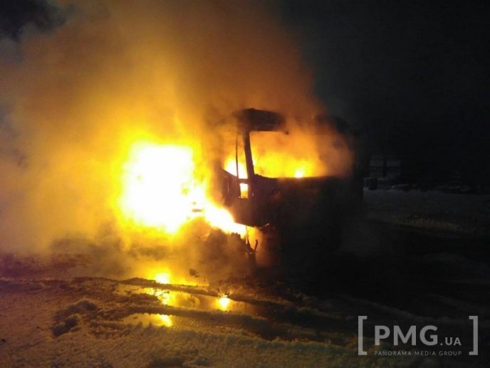 На трасі "Київ-Чоп" на Закарпатті горить вантажівка з російськими номерами – 04