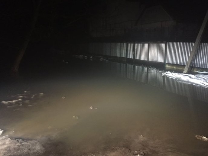 У Ракошині вода підтопила кілька сільських вулиць: через паводок призупинено навчання у школі – 02