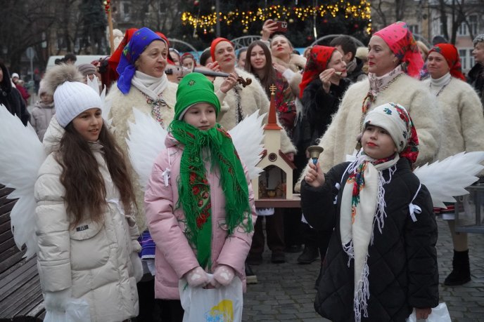 В центрі Ужгорода відбулася благодійна різдвяна коляда – 03