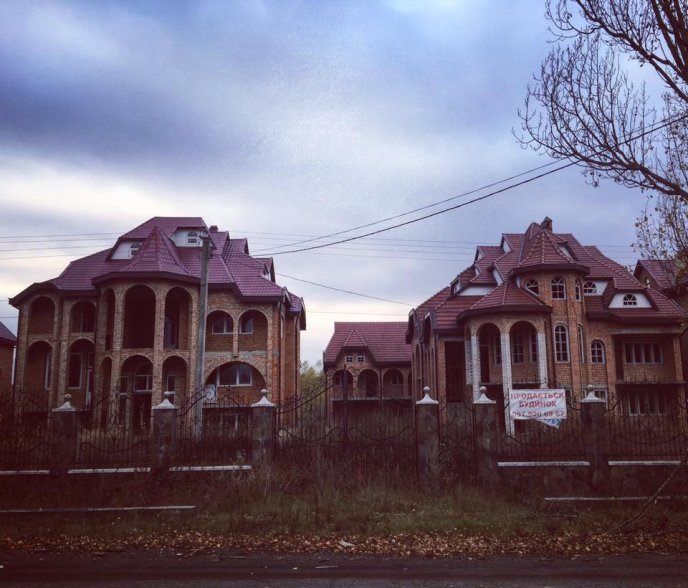 Журналістка "5 каналу" в шоці від побаченої розкоші в трьох селах Закарпаття – 05