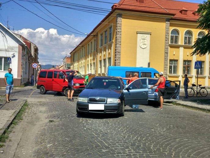 Весільна ДТП у центрі Мукачева: зіткнулись три автівки  – 03