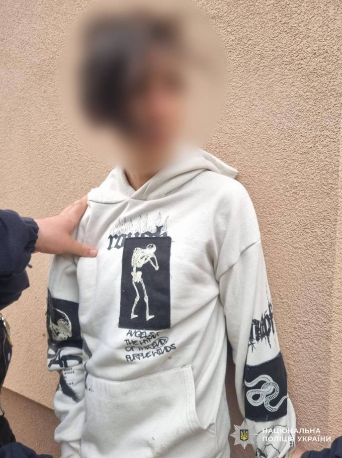 На Закарпатті учень під час уроку дістав пістолет і вистрілив в однокласника – 02