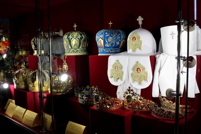 В Ужгороді презентували унікальну колекцію головних символів влади різних держав і епох – корони світу – 04