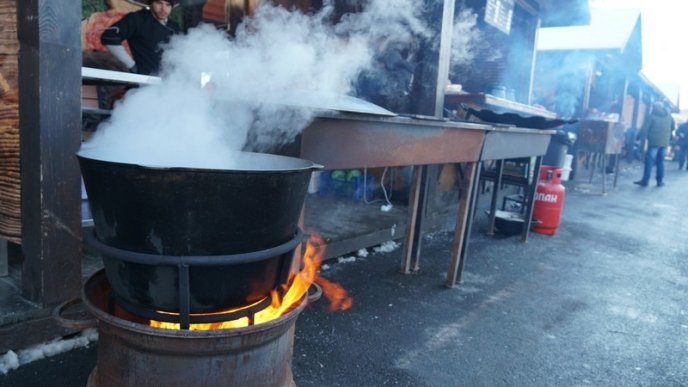 Банош, глінтвейн, бограч, палинка, рулька: чим пригощають на фестивалі "Червене вино 2022" – 05