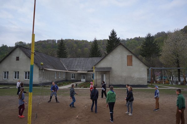 Юним волейболістам з Великої Угольки подарували спортивну форму – 07