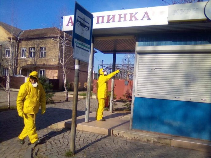 У Мукачеві дезінфікують автобусні зупинки та під’їзди багатоповерхівок – 01