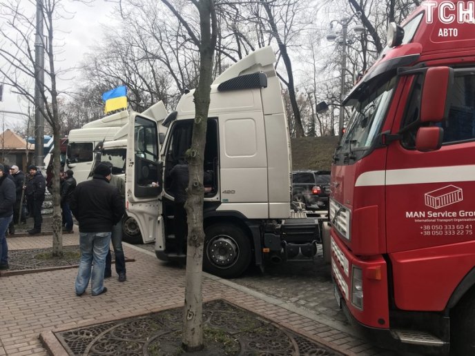 Далекобійники зі всієї України протестують у Києві – 02