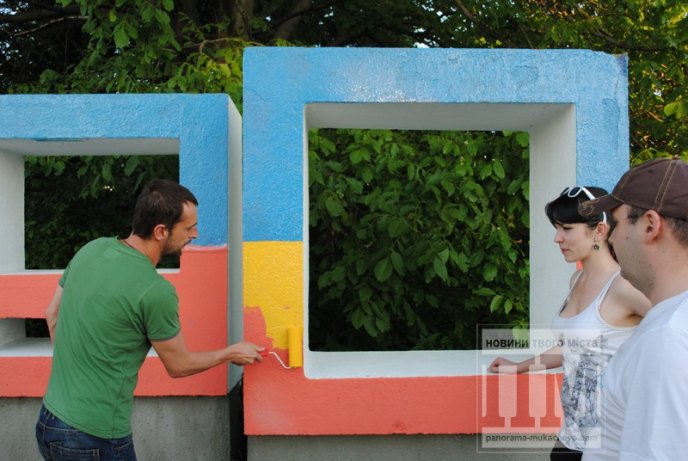 Вказівник Мукачево отримав "обличчя" кольорів державного прапору (ФОТОРЕПОРТАЖ) – 11