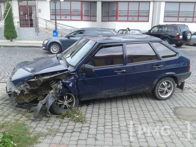 У Мукачеві "дев’ятка" влетіла в огорожу: водій з місця ДТП втік, кинувши розтрощений автомобіль – 01